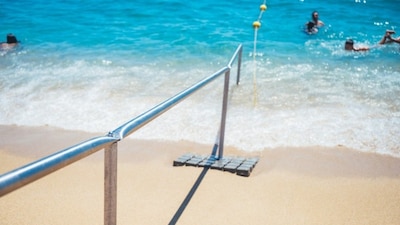 La playa de Badalona que destaca en accesibilidad: cinco barandillas para entrar al agua y disfrutar del verano en el Mediterráneo