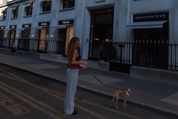 Una de las fotos ubica a Tini Stoessel frente a la boutique de Prada en París, en una escena nocturna junto a Fifi con correa