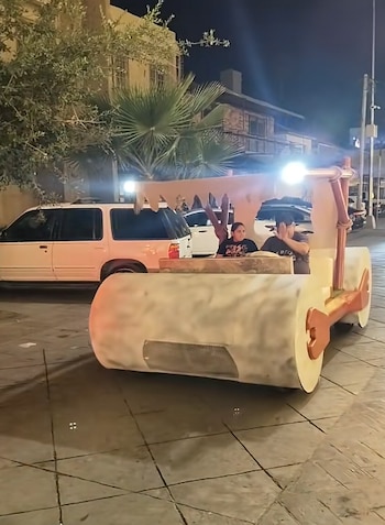 La peculiar unidad fue grabada mientras circulaba por Paseo Morelos y el video ya acumula miles de reacciones en TikTok.