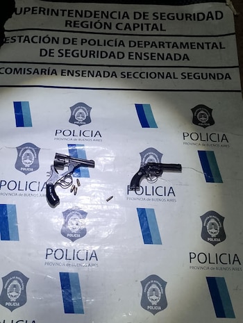 bebé jugando con un arma allanamientos