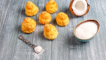 Receta de coquitos o bolitas de coco, un dulce tradicional con solo tres ingredientes