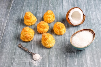 Receta de coquitos o bolitas de coco, un dulce fácil para Navidad (Magnific)