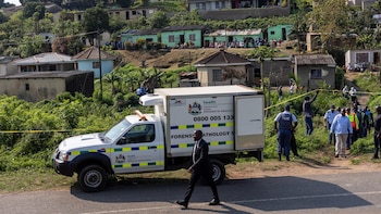 Mueren cerca de 30 personas en dos tiroteos en Sudáfrica