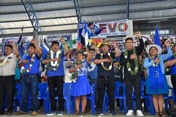 Evo Morales canta el himno