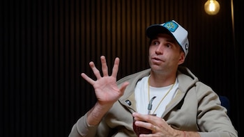Dibu Martínez mostró cómo le quedó la mano tras atajar fracturado todo el Mundial: “Sentía cuatro dedos”