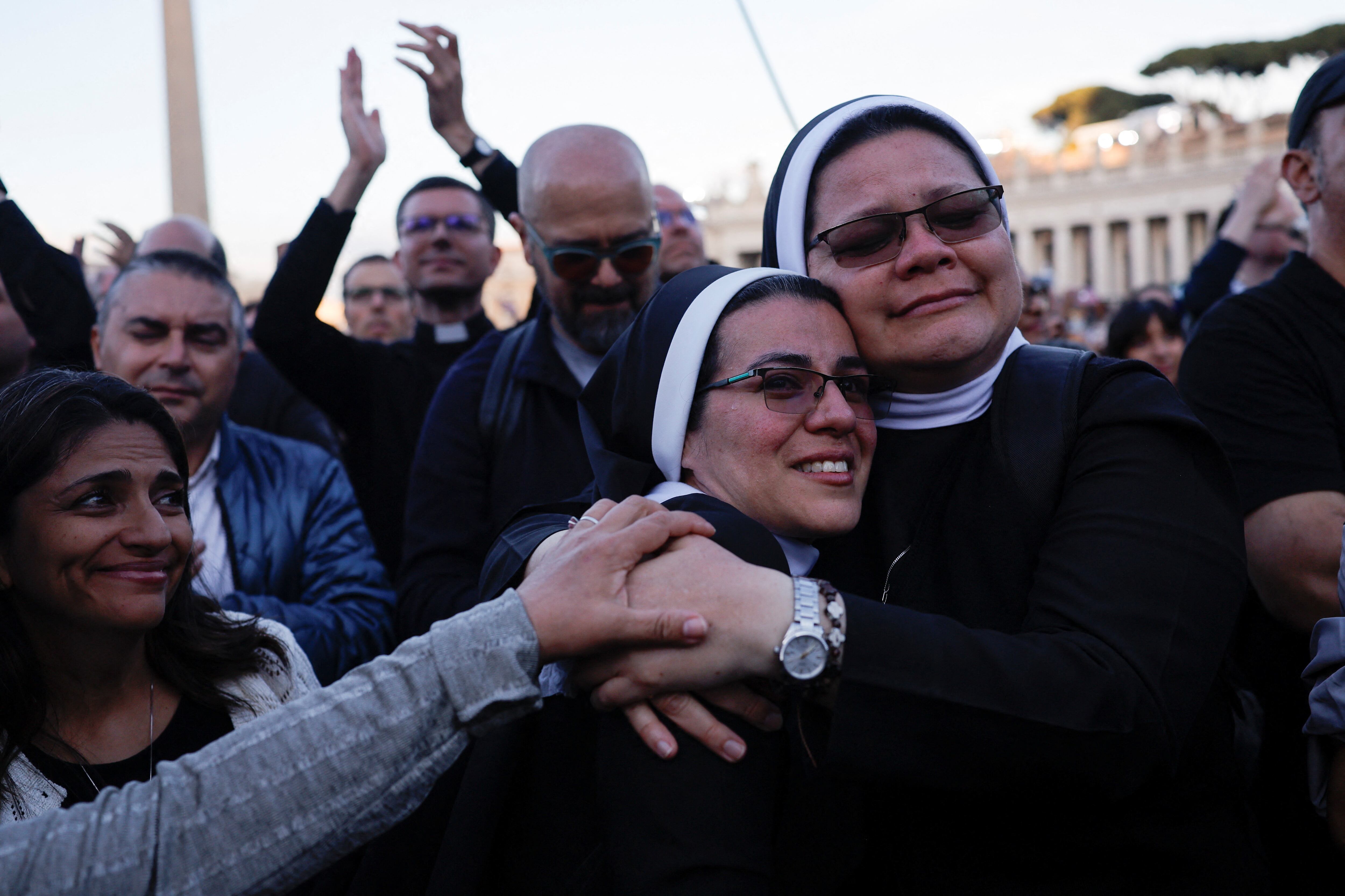 Las monjas reaccionan ante la aparición del recién elegido Papa León XIV, el cardenal Robert F. Prevost de EE. UU., en el balcón de la Basílica de San Pedro en el Vaticano, el 8 de mayo de 2025