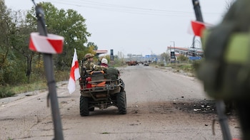 El convoy humanitario ultima su llegada a la ciudad ucraniana de Oleshki tras acabar el desminado de la zona