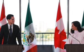 Roberto Velasco y Anita Anand