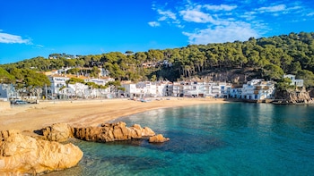 El pueblo de la Costa Brava que es perfecto para una escapada de otoño: combina senderos costeros, cocina marinera y pequeñas playas casi escondidas