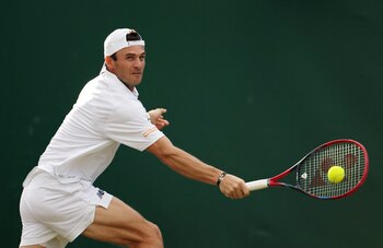 Tommy Paul jugando en Wimbledon