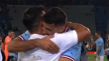 El abrazo del Kun Agüero