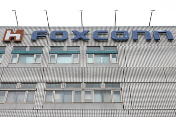 FOTO DE ARCHIVO: El logotipo de Foxconn aparece en la parte superior de la sede de la empresa en la ciudad de Nueva Taipéi, Taiwán. 31 de octubre, 2022. REUTERS/Carlos García Rawlins/Archivo