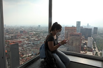 Las y los jovenes del país se convirtieron en el sector poblacional más vulnerable con la variante Delta (Foto: Reuters)