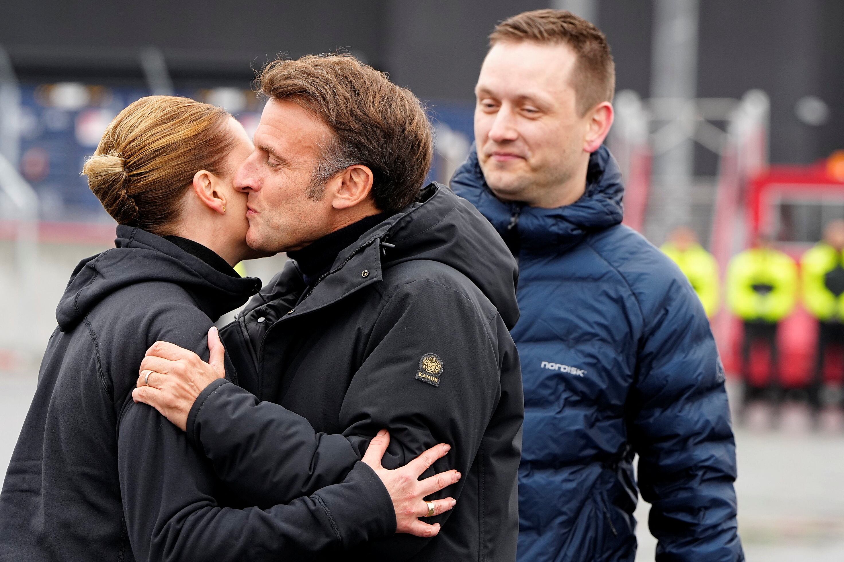 El presidente francés Emmanuel Macron saluda a la primera ministra danesa Mette Frederiksen mientras el primer ministro de Groenlandia, Jens-Frederik Nielsen, mira en el aeropuerto de Nuuk, Groenlandia, el 15 de junio de 2025. Ritzau Scanpix/Mads Claus Rasmussen/vía REUTERS