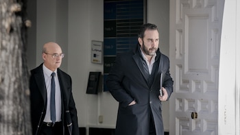 El Ministerio de Justicia investiga cómo es posible que Víctor de Aldama haya sido dado de alta por tercera vez en el ‘caso Leire’ sin ser parte