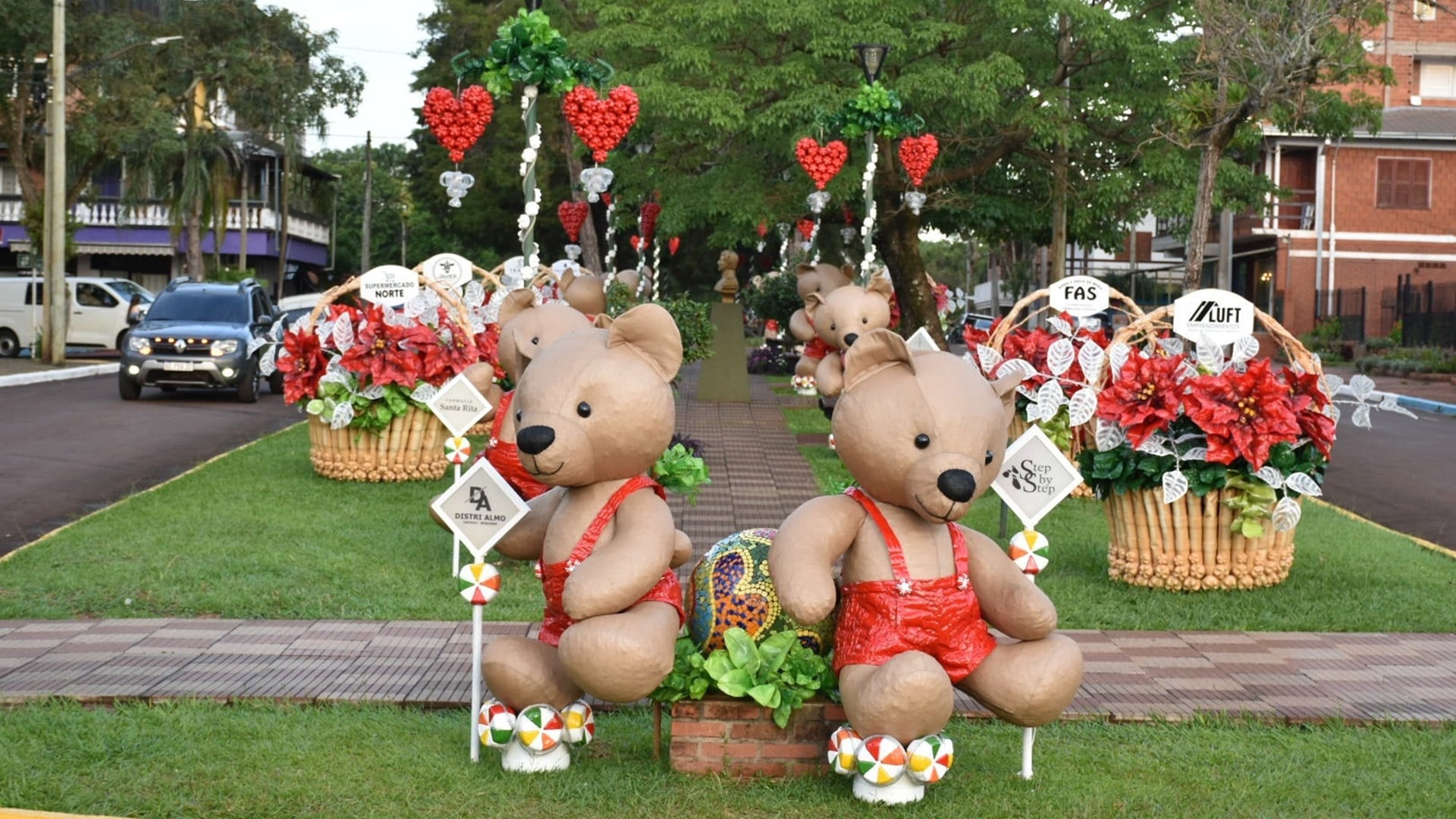 El pueblo más navideño del país deslumbra con su magia festiva: un árbol de 14 metros, figuras gigantes y montajes florales