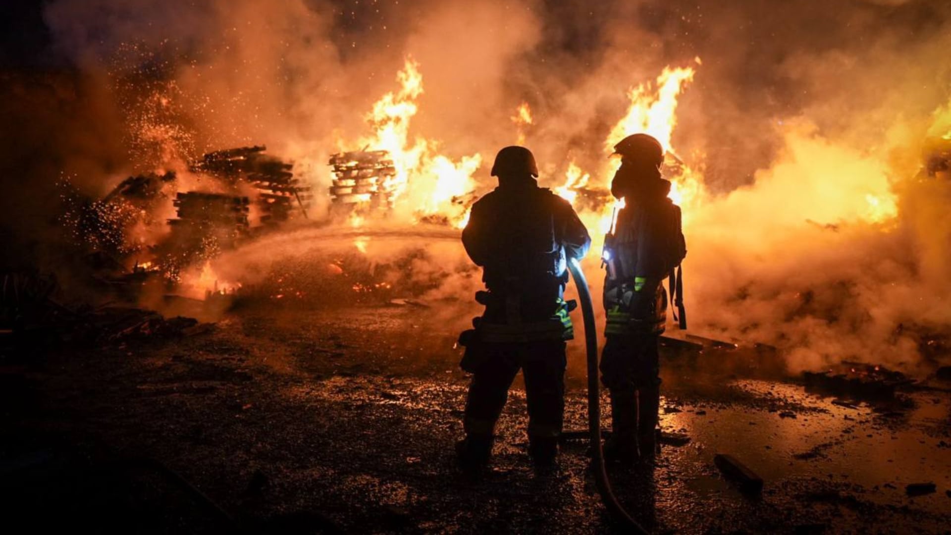 Rusia atacó por la noche la región de Odessa y bomberos y rescatistas del Servicio Estatal de Emergencias de Ucrania apagaron los incendios (Facebook)