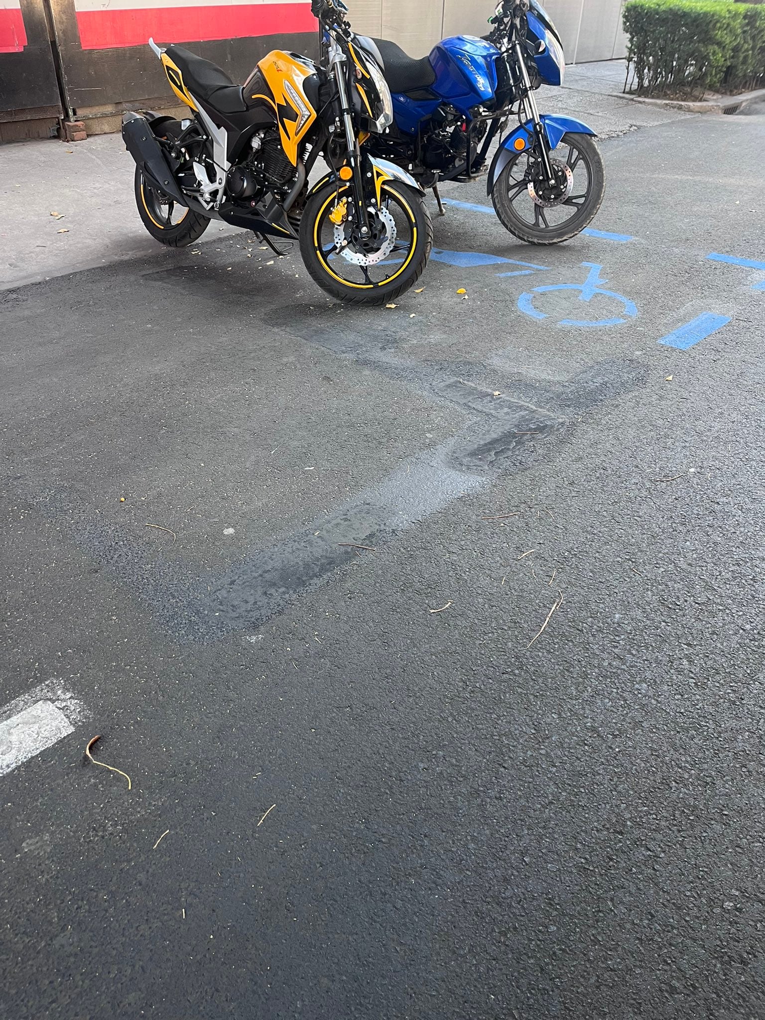 Motos deben quedarse en espacios delimitados. (@alexisstifler2 - X)