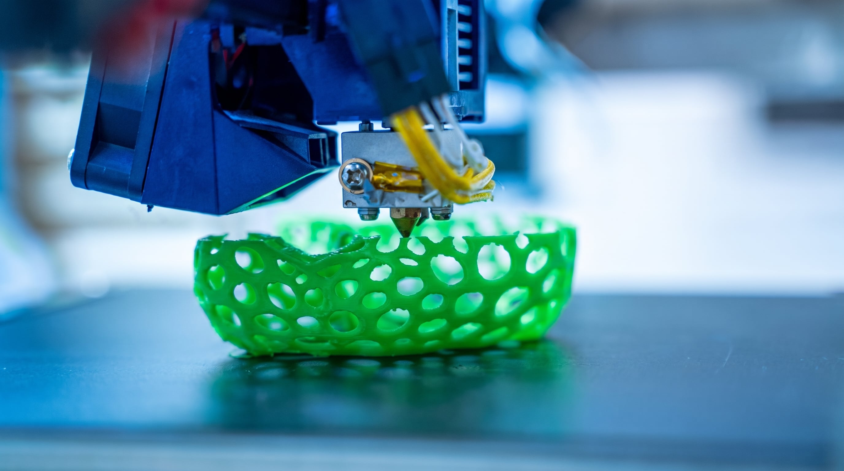 Las impresoras 3D permiten convertir diseños digitales en objetos físicos que pueden ser evaluados y modificados, una herramienta que abre posibilidades para estudiantes y emprendedores interesados en desarrollar piezas, empaques, maquetas y otros prototipos funcionales. (Imagen Ilustrativa Infobae)