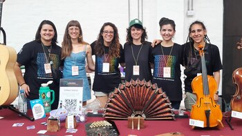 Mujeres que fabrican instrumentos musicales: