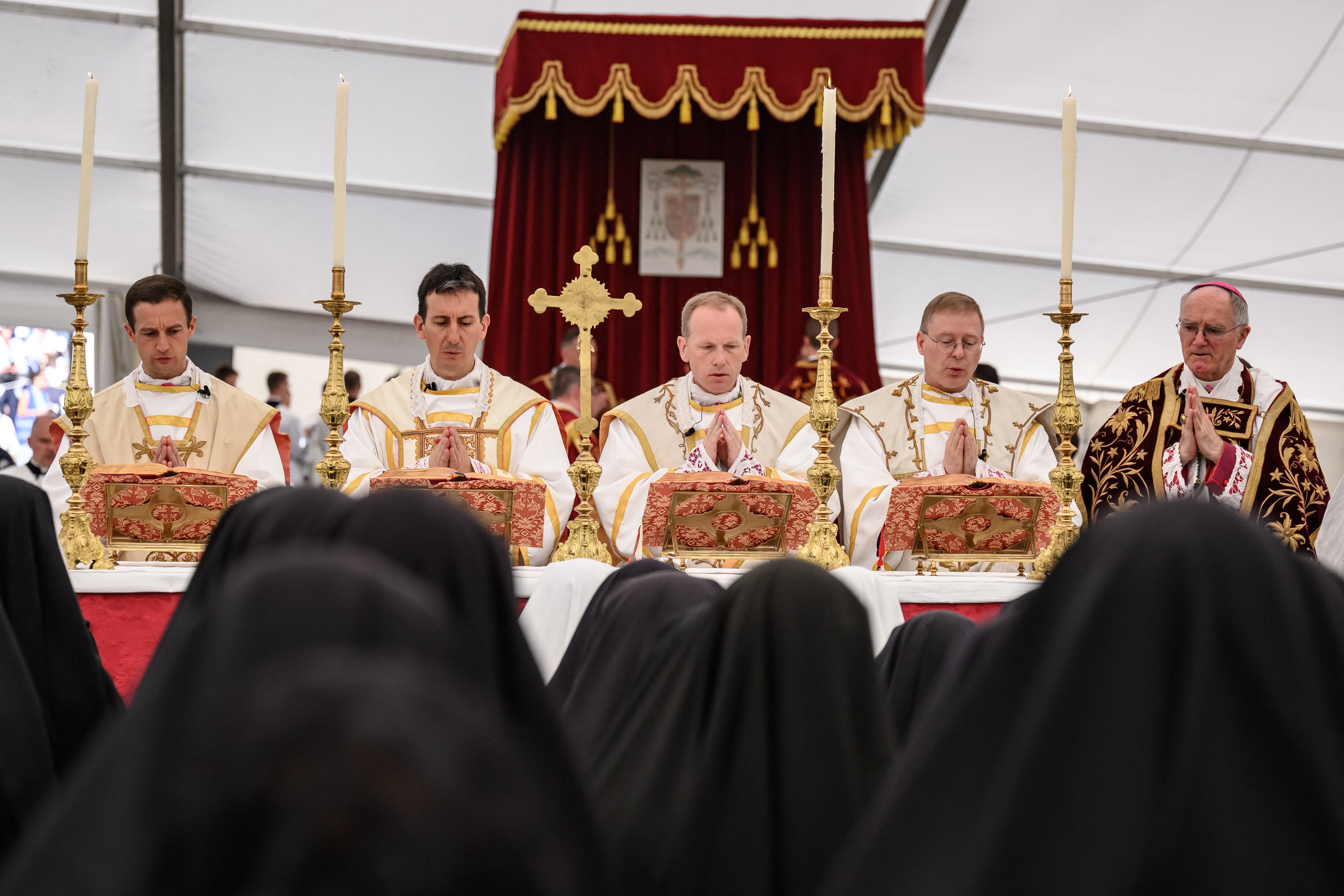 Los nuevos obispos católicos tradicionalistas junto al obispo católico tradicionalista suizo de la Fraternidad San Pío X. (COFFRINI / AFP)