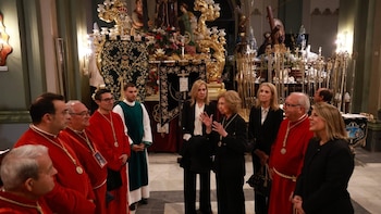 La reina Sofía y las infantas Elena y Sofía presencian la procesión del Silencio de Cartagena