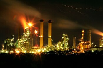 Vista nocturna de la refinería