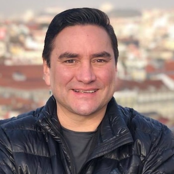 Bajo el ala de grandes