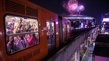 Conductor del Metro CDMX se vuelve viral por dejar que ARMY viera el último concierto de BTS