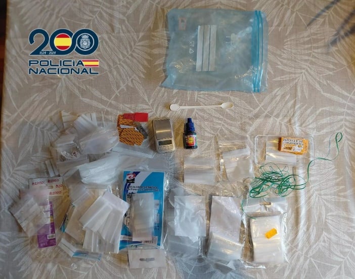 La mujer trató de deshacerse de las drogas tirándolas por el sanitario - crédito Policía Nacional de España