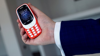 A model holds the Nokia