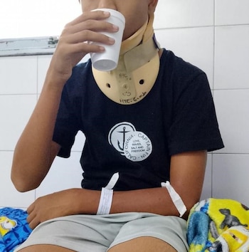 El adolescente debió usar un cuello ortopédico tras el ataque, la familia espera la evaluación de especialistas