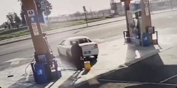 La empleada no pudo hacer nada ante la rápida maniobra.