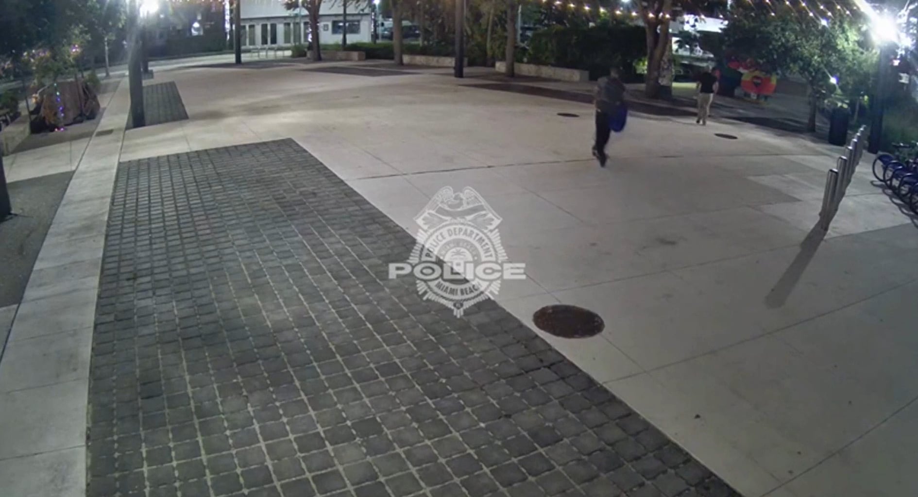 La policía de Miami Beach identificó al sospechoso con cámaras de seguridad y siguió su recorrido en un scooter (Miami Beach Police)