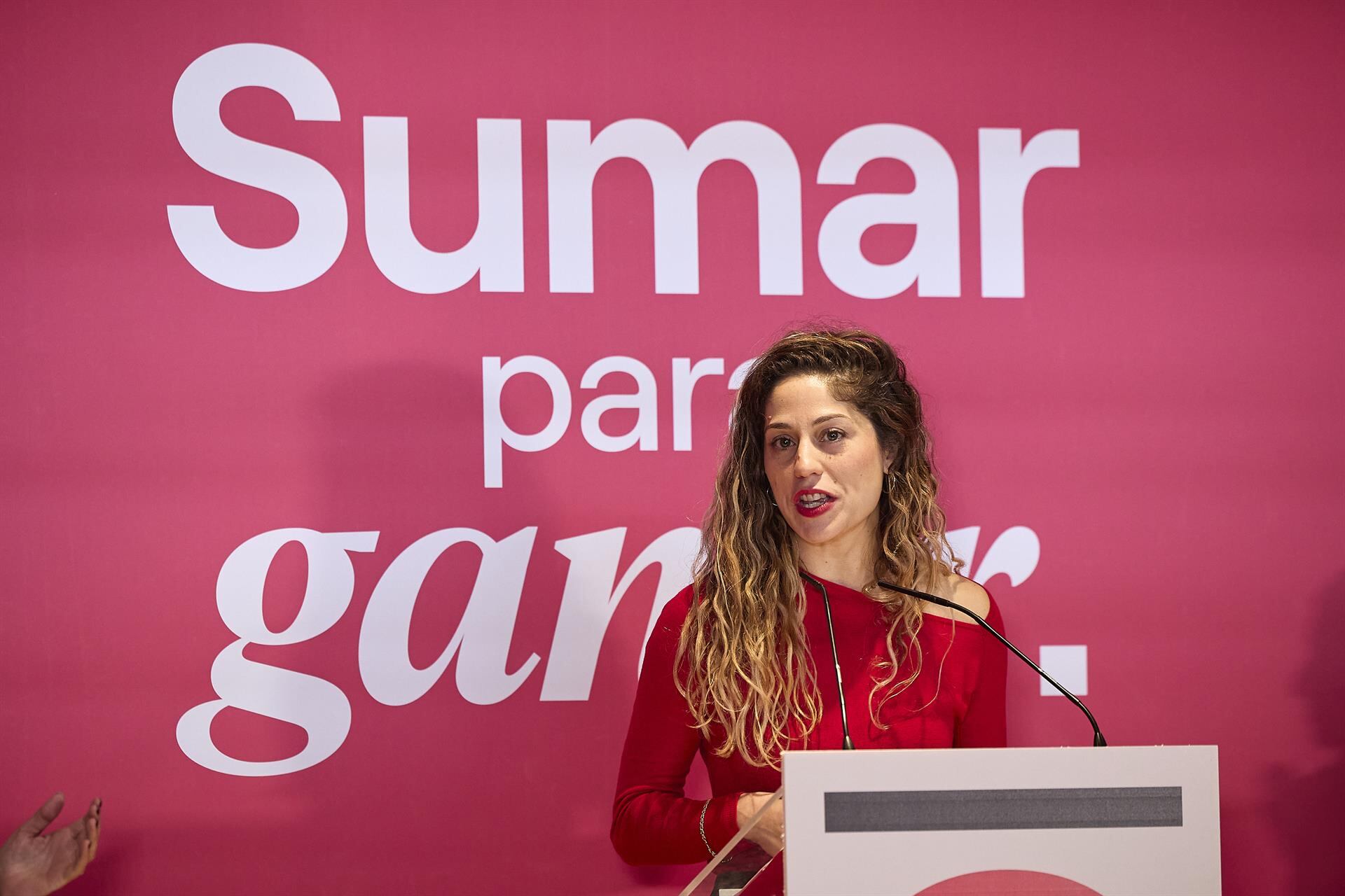 Lara Hernández, dirigente de Sumar, durante una conferencia de prensa