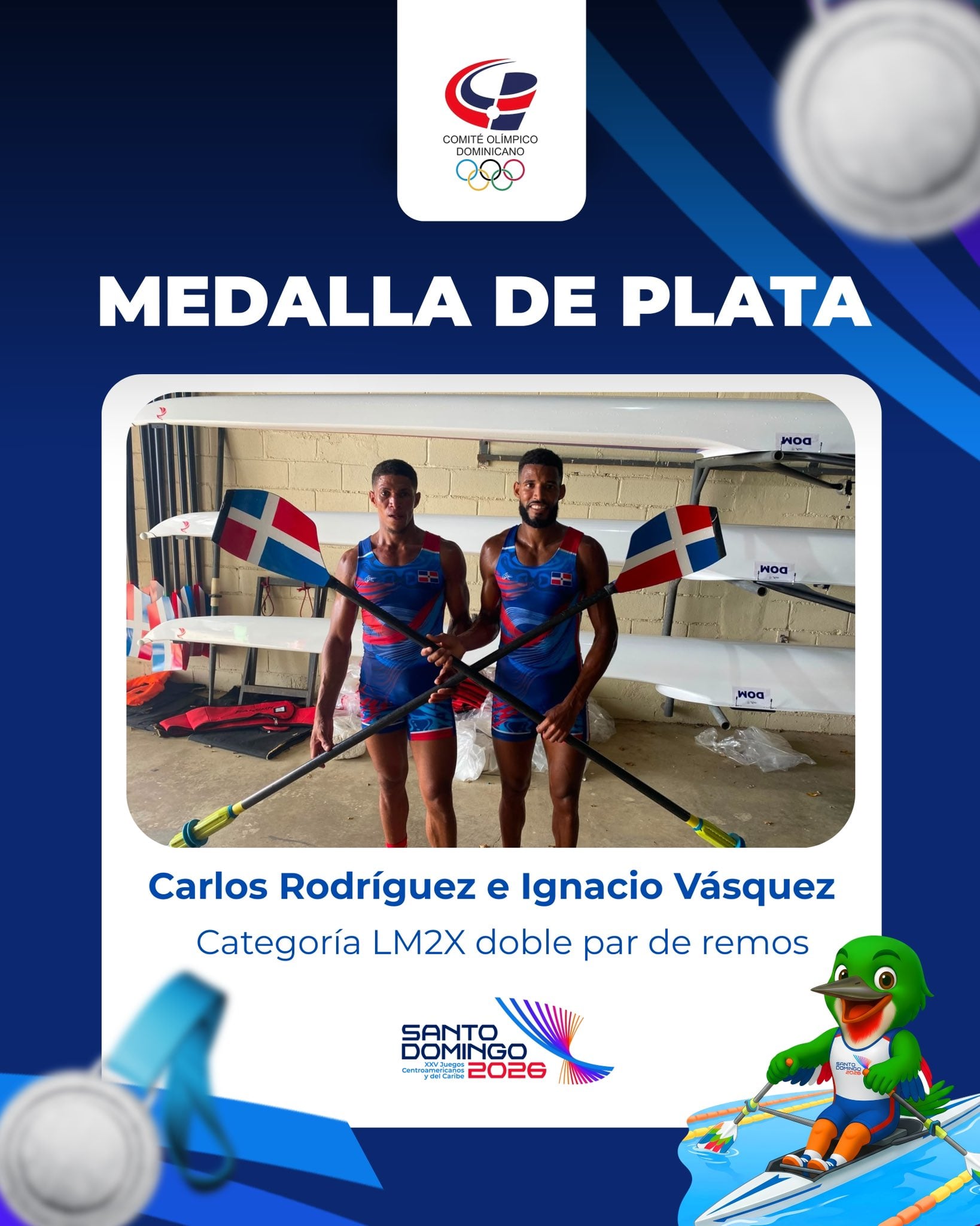 Carlos Rodríguez e Ignacio Vásquez posan con los remos tras obtener la medalla de plata para República Dominicana en la categoría doble par de remos cortos ligero, durante los Juegos Centroamericanos y del Caribe Santo Domingo 2026.