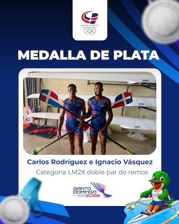 Carlos Rodríguez e Ignacio Vásquez posan con los remos tras obtener la medalla de plata para República Dominicana en la categoría doble par de remos cortos ligero, durante los Juegos Centroamericanos y del Caribe Santo Domingo 2026.