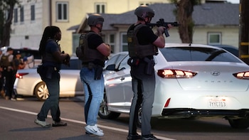 El FBI suma pruebas del fraude de USD 12 millones contra personas sin hogar en Los Ángeles: autos restaurados, discoteca y vacaciones en Tahití