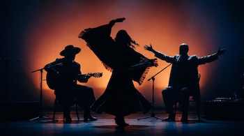 Siluetas de tres personas en un escenario. Una con sombrero toca la guitarra, otra en el centro revolea un poncho, la tercera levanta los brazos con un micrófono.