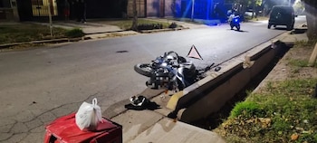 El motociclista de 26 años circulaba por Guaymallén cuando un perro irrumpió en la calzada y le hizo perder el control de la moto