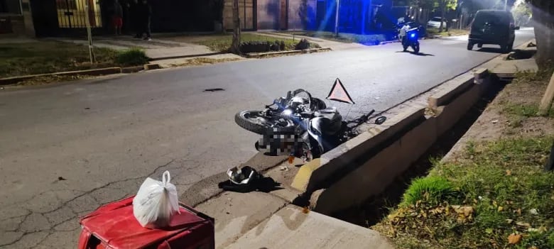El motociclista de 26 años circulaba por Guaymallén cuando un perro irrumpió en la calzada y le hizo perder el control de la moto