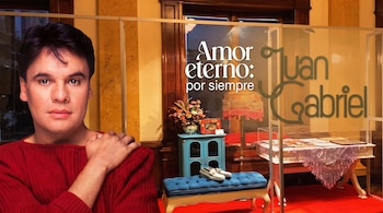 Un retrato del cantante Juan Gabriel a la izquierda y una sala con objetos personales, muebles y el texto Amor eterno: por siempre Juan Gabriel.