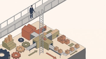 Un hombre con traje en una pasarela observa una maqueta con engranajes, cajas, cintas transportadoras y una escalera.