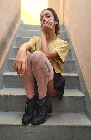 La chica luce las botas