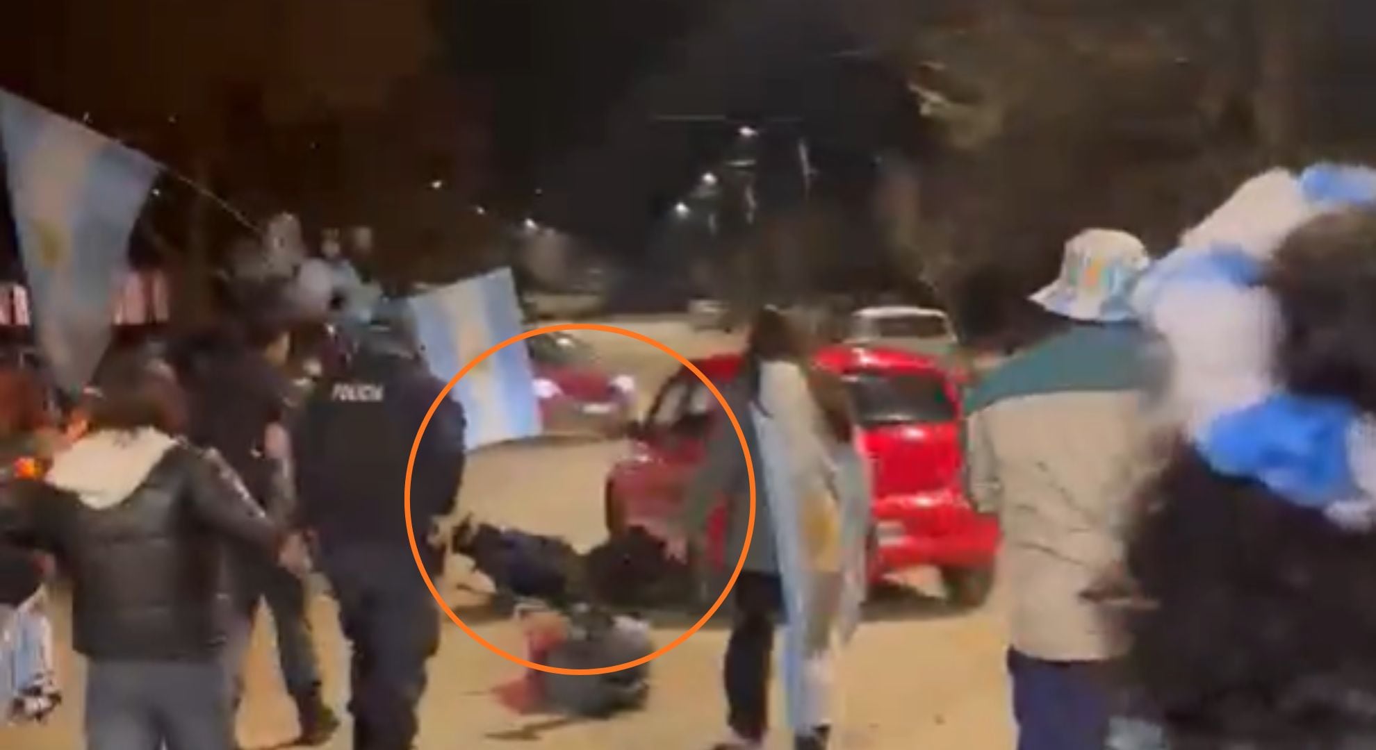 El momento en el que se vio al oficial caer al suelo, tras ser atropellado