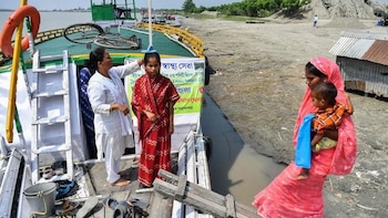 Más de 2.000 islas sin hospitales: así funciona la red de clínicas flotantes de India