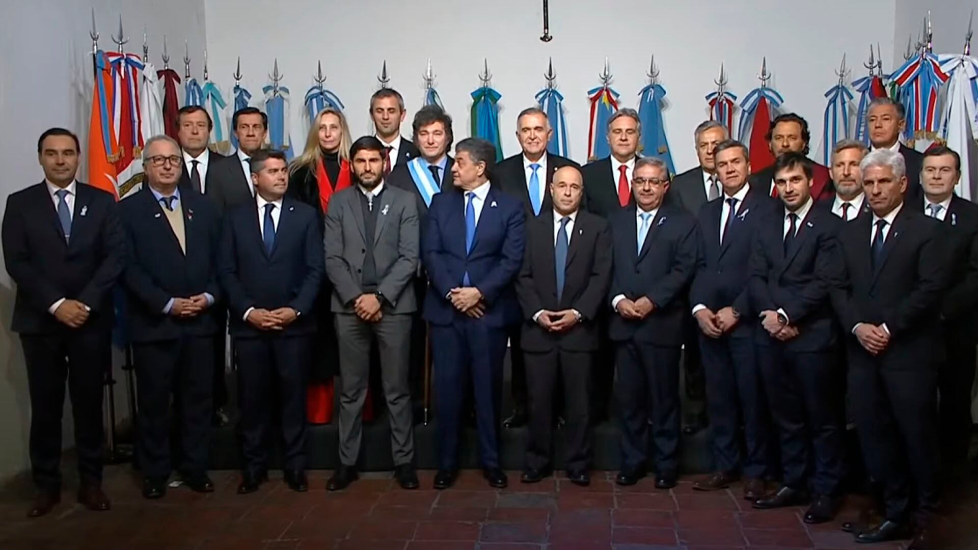 El Presidente junto a varios gobernadores en la firma del Pacto de Mayo (Captura de video)