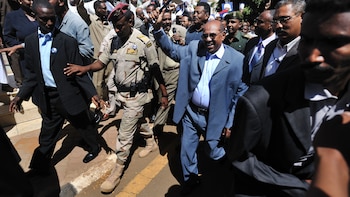 El presidente Omar Hasán al Bashir de Sudán en un mitin de 2009 después de que la Corte Penal Internacional lo acusara de crímenes de guerra y contra la humanidad en Darfur. (Lynsey Addario para The New York Times)