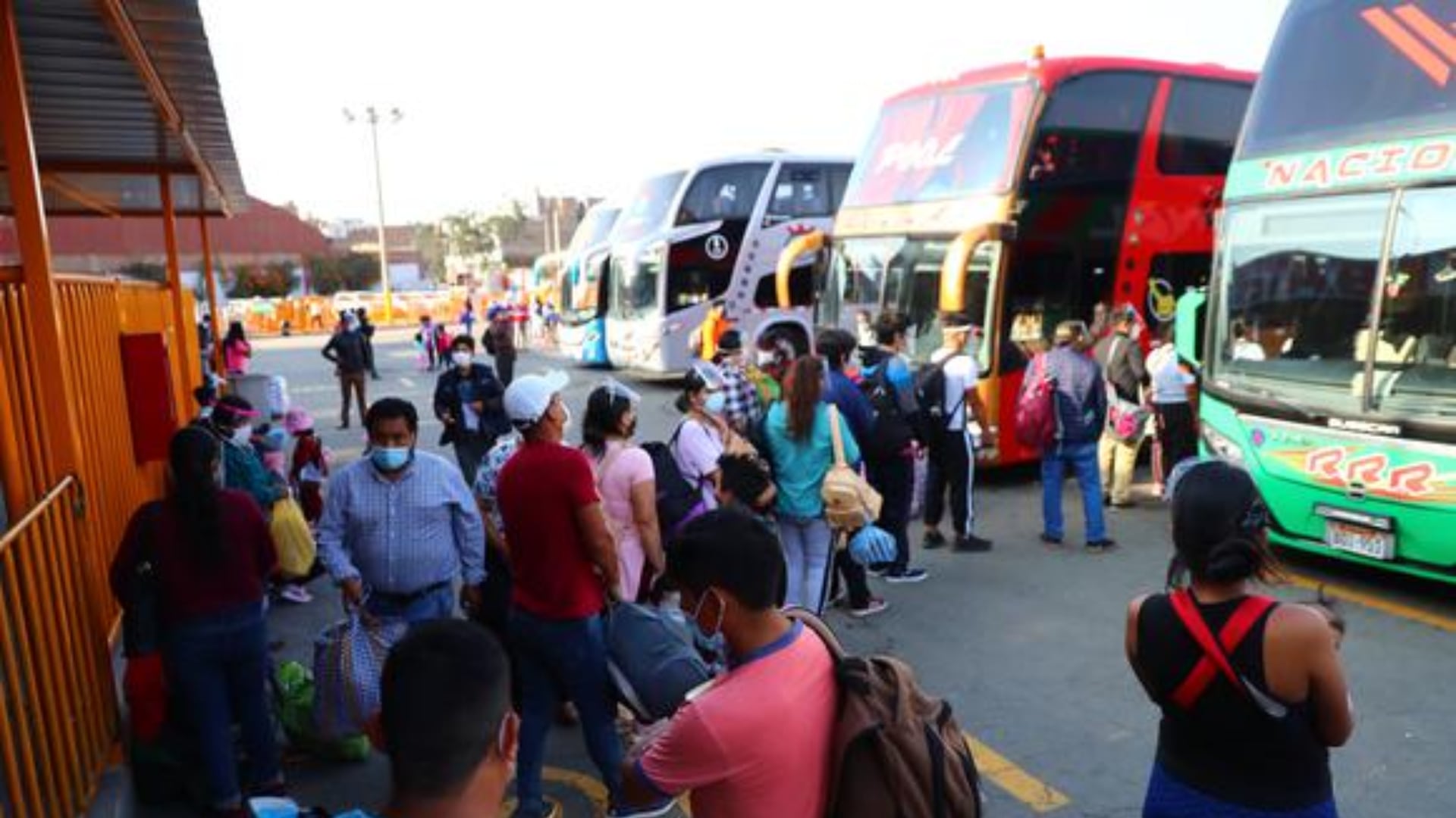 Los pasajes terrestres suben hasta el doble de su precio por la alta demanda de Fiestas Patrias