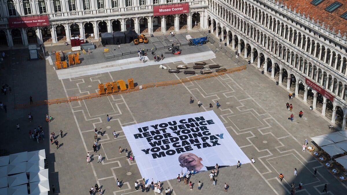 Una pancarta gigante de Greenpeace exige a Jeff Bezos que pague más impuestos en la plaza de Venecia (Greenpeace)